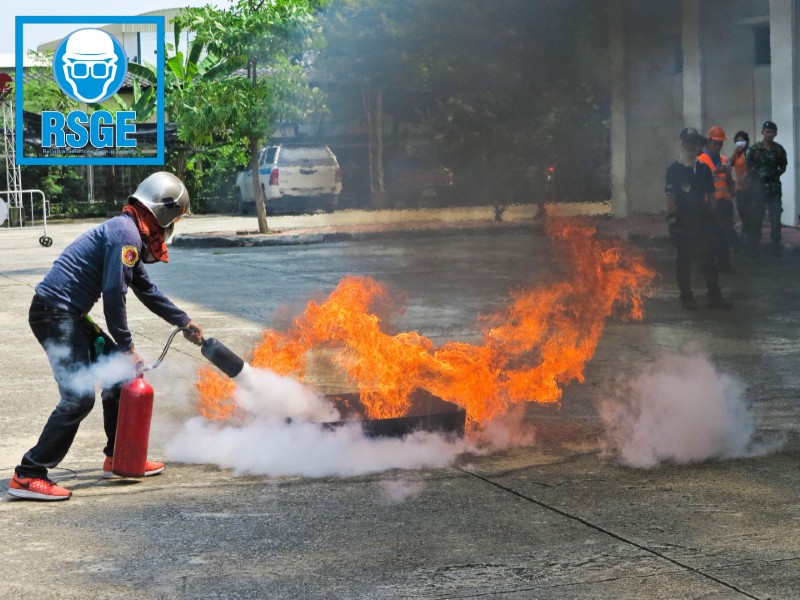 Educarea angajaților pentru utilizarea unui stingător de incendiu utilizând metoda PASS